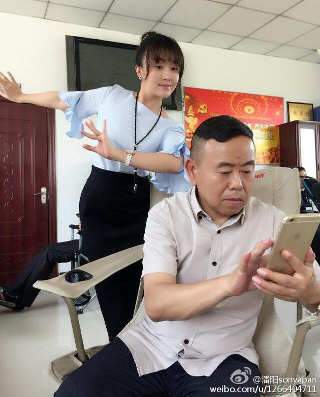 潘长江的33岁漂亮女儿近照，与老爹长相极其不符