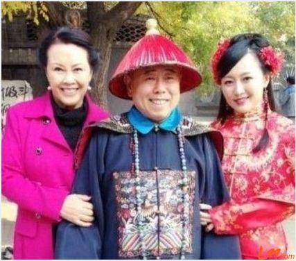 潘长江的33岁漂亮女儿近照，与老爹长相极其不符