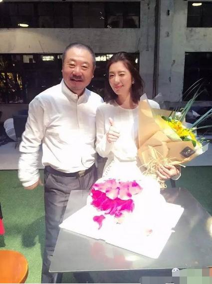 54岁范伟的48岁漂亮老婆杨宝玲近照