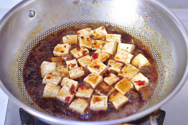 你也来试试，豆腐这样炒不输麻婆豆腐，简单又好做，好吃到爆棚