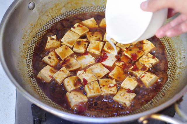 你也来试试，豆腐这样炒不输麻婆豆腐，简单又好做，好吃到爆棚