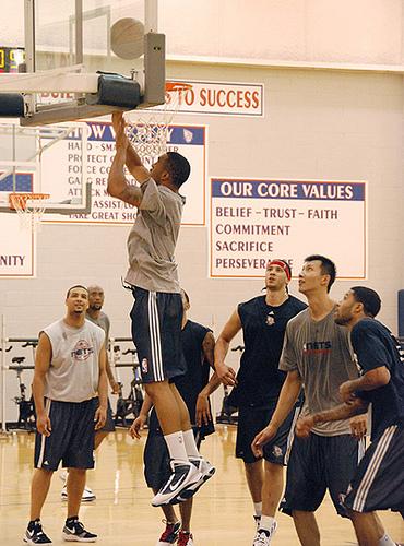 易建联当年登陆NBA   在篮网队刻苦训练回顾片段！