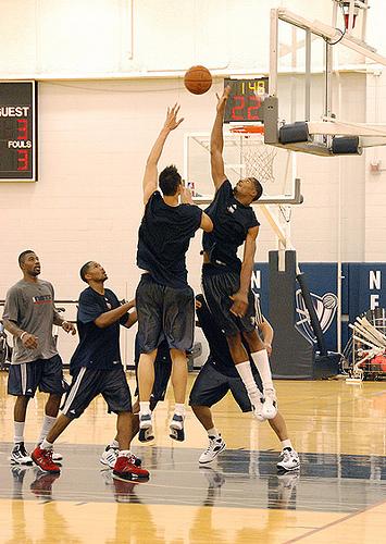 易建联当年登陆NBA   在篮网队刻苦训练回顾片段！