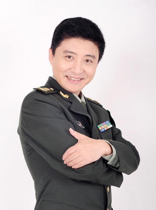 43岁相声演员，是二炮文工团团长，拜师姜昆、朱军、蒋大为