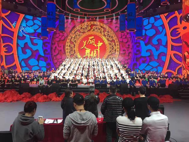 傅园慧引领春晚新潮流，喂鸡舞赶超骑马舞成经典之作