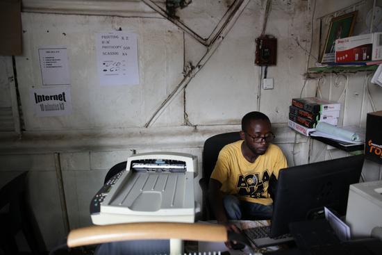 非洲网吧是啥样？最贵的0.3美元10分钟，少有人玩游戏
