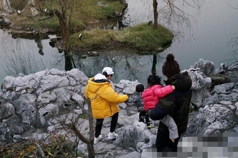 邓超孙俪一家罕见同框，小花妹妹的发型依旧乱糟糟，果然女汉子