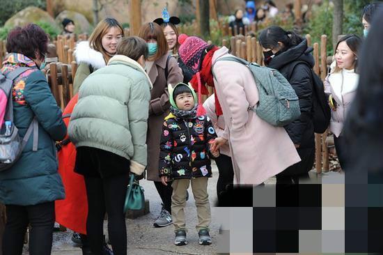 胡可带着安吉小鱼儿游迪士尼，母子三人低调出行仍旧引围观