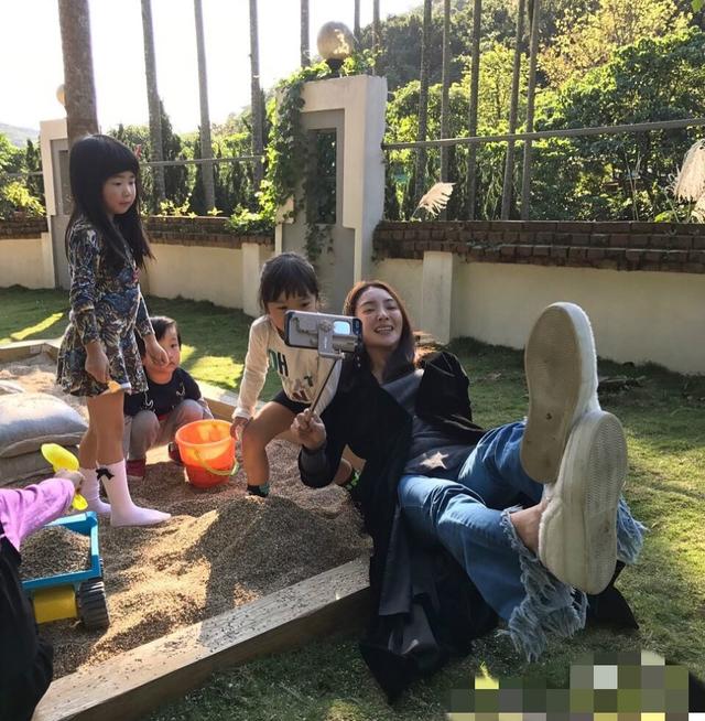 曹格娇妻吴速玲变身孩子王，Joe和Grace坐沙堆里玩嗨了！