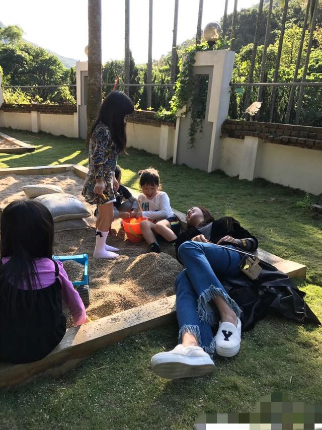 曹格娇妻吴速玲变身孩子王，Joe和Grace坐沙堆里玩嗨了！