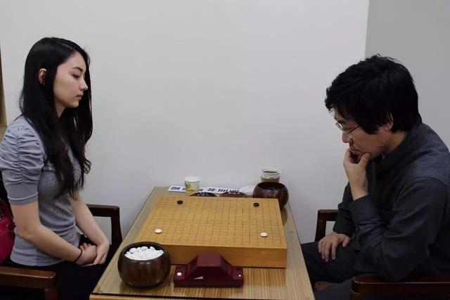 22岁混血美女围棋手：一幅画卖出10万，如今却要进军娱乐圈