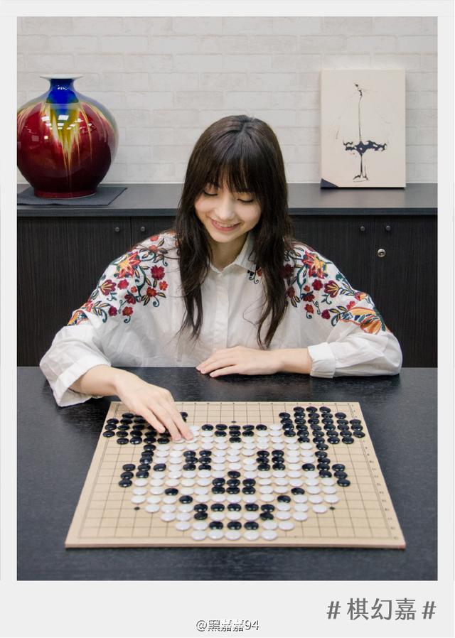 22岁混血美女围棋手：一幅画卖出10万，如今却要进军娱乐圈