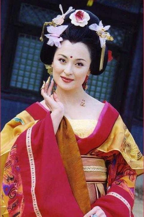 2002年，王璐瑶和唐国强联袂主演《大唐歌飞》，在剧中扮演古代四大美女之一的杨贵妃，她以精湛的演技将唐代以胖为美、丰腴性感的杨玉环演绎的入木三分，因此令她再度受到关注。
