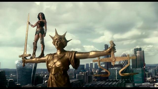 《正义联盟》新中字预告：神奇女侠一笑很倾城 可惜依旧不见超人