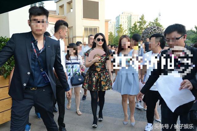 那些被大家吐槽太胖的女星，跟路人合影时才发现她们其实很瘦！
