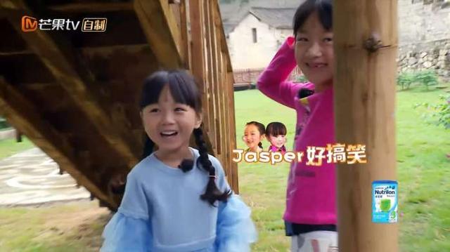 《爸爸去哪儿》小小春耍帅失败跌倒 小山竹：Jasper好搞笑