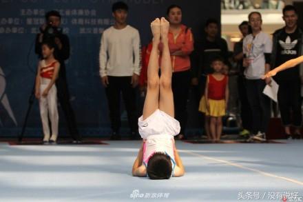 体操冠军儿子杨阳洋参加“爸爸杯”比赛，获奖后细节很少有人注意