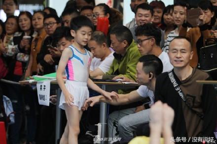 体操冠军儿子杨阳洋参加“爸爸杯”比赛，获奖后细节很少有人注意