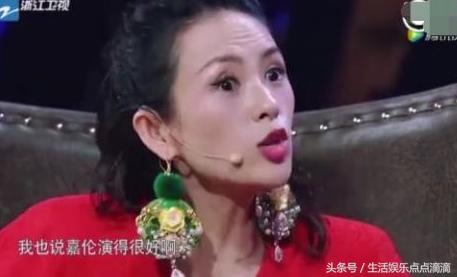 章子怡高调现身宋慧乔婚礼，助理开门加宽衣，真抢新娘子风头