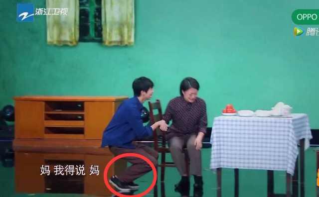 《演员的诞生》中演技最高的当属王俊凯鞋子，忽黑忽白，穿帮明显