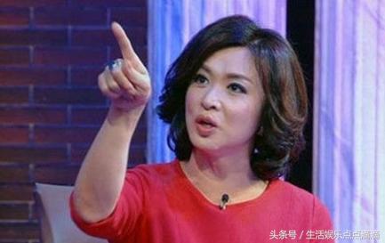 金星戴黑墨镜加头巾亮相，旁边的女助理差点笑出来，画面太美！