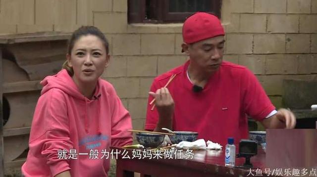 因为怕嗯哼亲小泡芙，刘畊宏用手把他“推”开，霍思燕脸都黑了