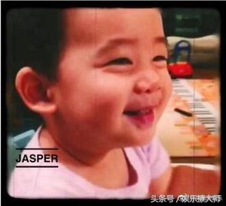 Jasper婴儿照首曝光！小圆脸笑得萌化人心，而嗯哼英伦范十足
