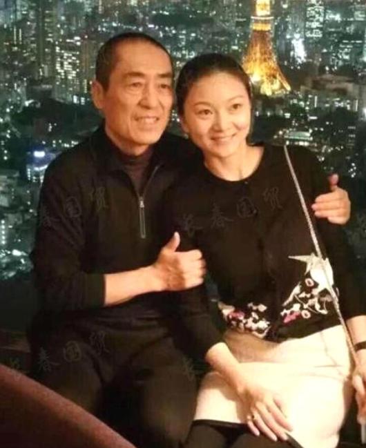 张艺谋小31妻子近照，和女儿如同姐妹，网友心疼巩俐