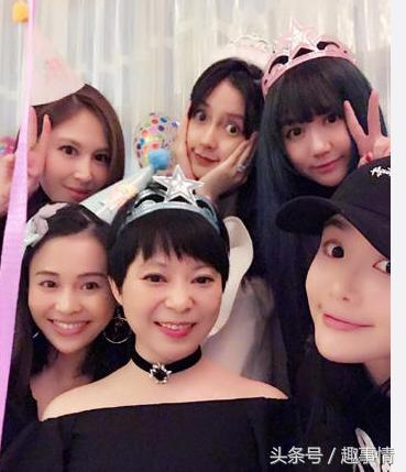 Baby素颜合照亮相！这像刚生完孩子的样子？