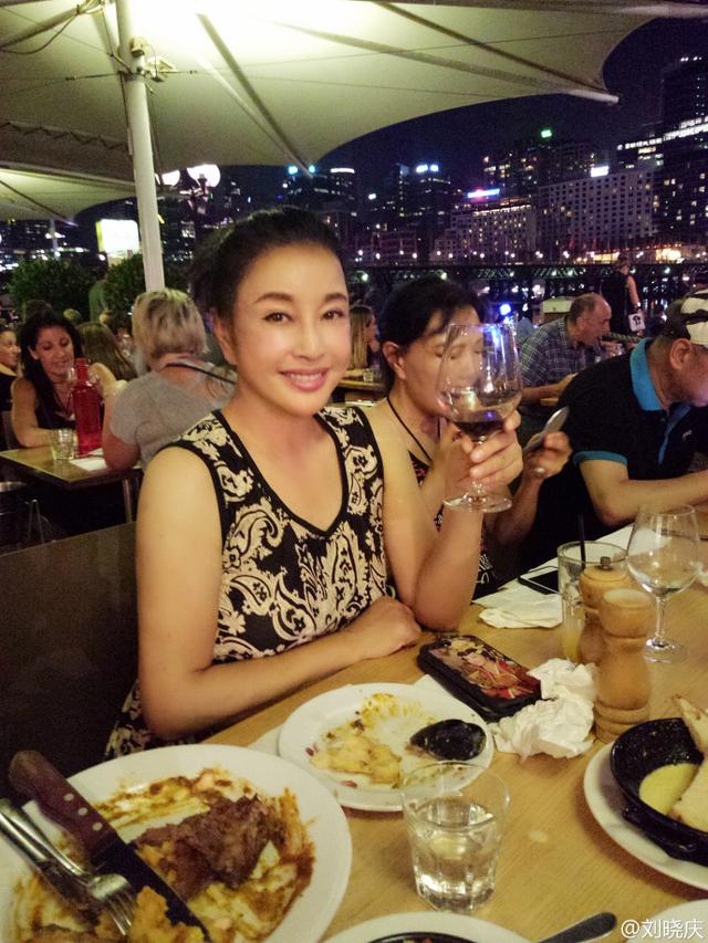62岁刘晓庆劈叉大秀美腿 男人看了会沉默女人看了会流泪