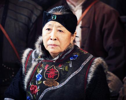 因“丑”出名的女星，年逾80场景凄凉，丈夫相守五十年不离不弃
