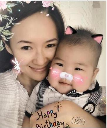 章子怡抱着女儿醒醒，幸不幸福你看看就知道了