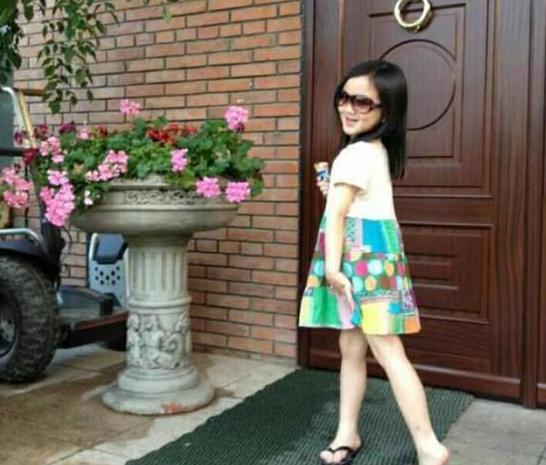 王菲十岁小女儿小细腿一身潮服随李亚鹏逛街，父女俩不亦乐乎！