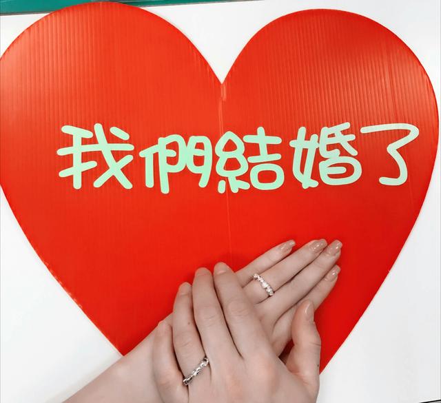 刚刚安以轩发微博宣布结婚了 网友：胡歌微博又要沦陷了