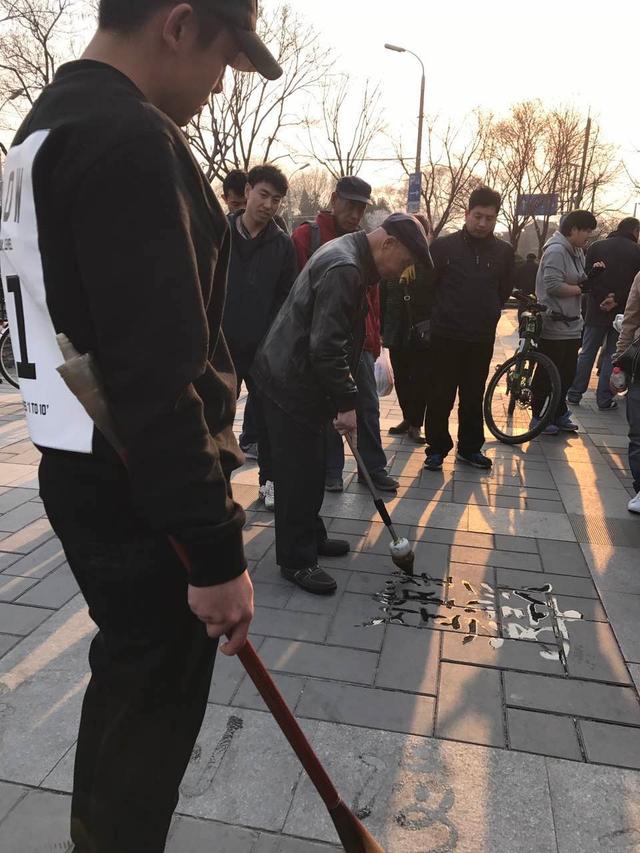 实力派？郑恺现身后海，虚心跟老大爷学写毛笔字