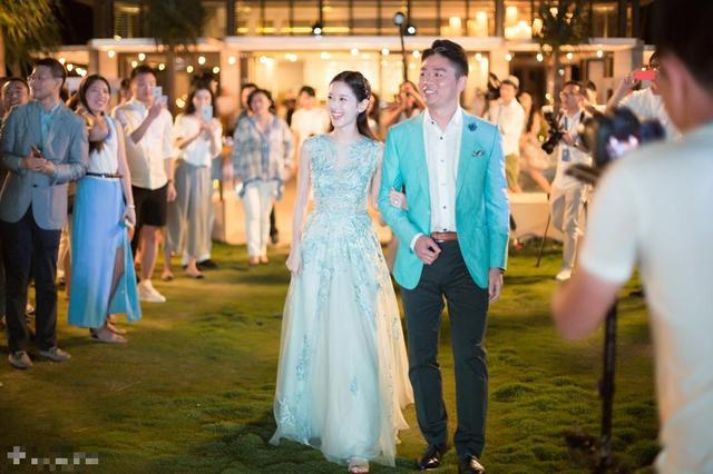 自称对奶茶妹妹脸盲的刘强东将老婆照片设为壁纸 网友：怕认错？