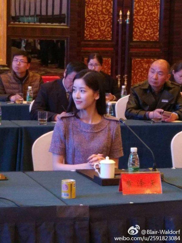 自称对奶茶妹妹脸盲的刘强东将老婆照片设为壁纸 网友：怕认错？