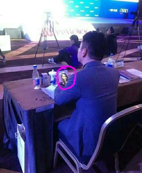 自称对奶茶妹妹脸盲的刘强东将老婆照片设为壁纸 网友：怕认错？