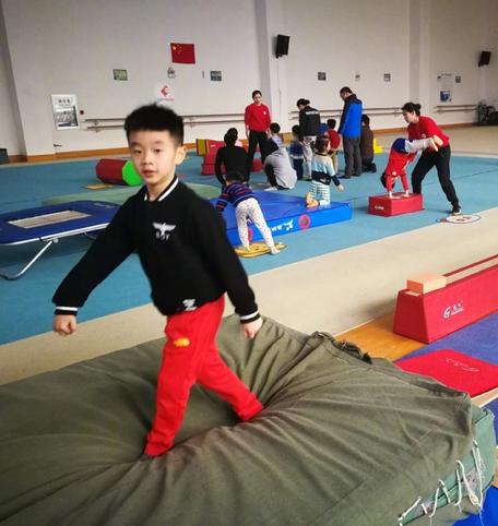 杨威儿子杨阳洋正式开始练体操十分努力，年底准备比赛子承父业
