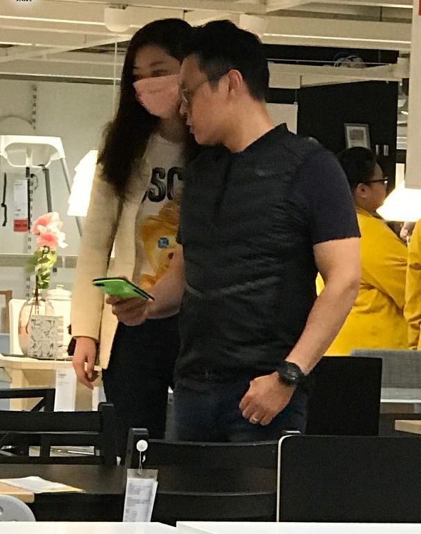 熊黛林懒理郭富城结婚，与丈夫连体婴般逛街晒恩爱