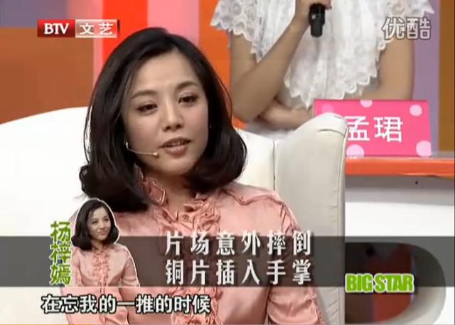 《甄嬛传》皇上狠推敬妃那一幕，敬妃崴脚真摔，护甲插进血肉里