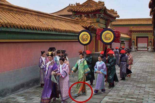 《甄嬛传》丽嫔是“高跟鞋控”，五年级开始穿高跟鞋，连爬山都穿