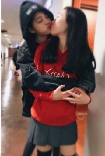 欧阳娜娜和艺人17岁女儿吻照曝光，引网友争论更像是小孩闹着玩