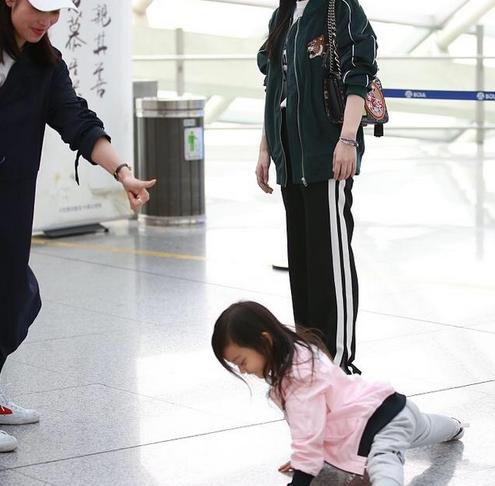 虹桥一姐捕捉李小璐和甜馨，甜馨在机场劈叉展示新技能！