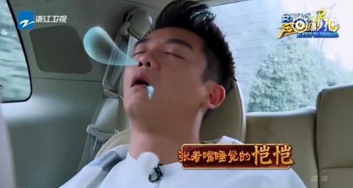 跑男团睡相曝光：陈赫惊现双下巴，热巴，baby都爱睁眼睡觉！