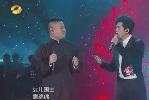 《歌手》小岳岳李健牵手两次失败，采访李健：太小了，没看见