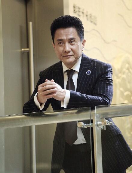 演技被赞超越吴刚，出道38年演配角，62岁终大红