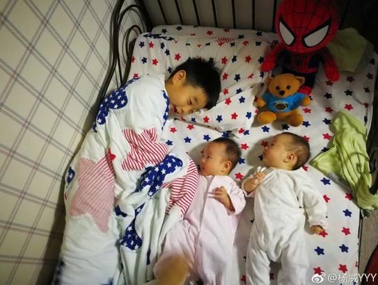 杨威儿子杨阳洋和两个妹妹躺在一起，自己蜷缩在一角不敢乱动
