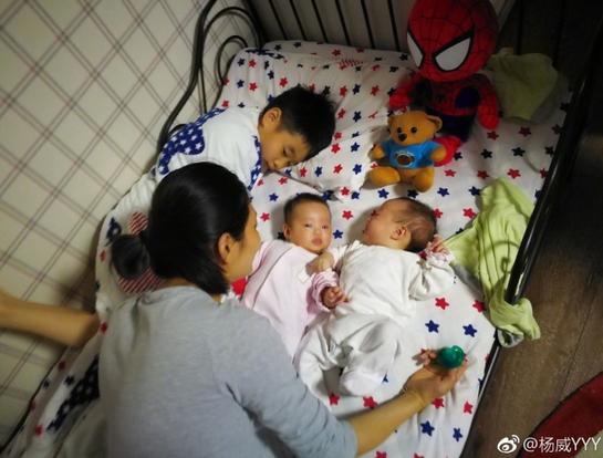 杨威儿子杨阳洋和两个妹妹躺在一起，自己蜷缩在一角不敢乱动