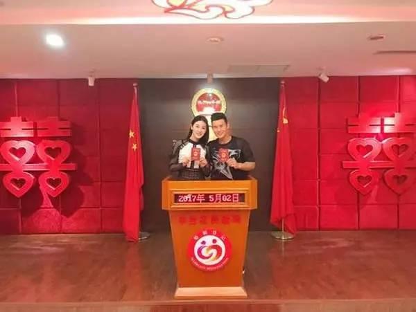 “小兵张嘎”谢孟伟领证结婚，携女友重游白洋淀低调秀恩爱！